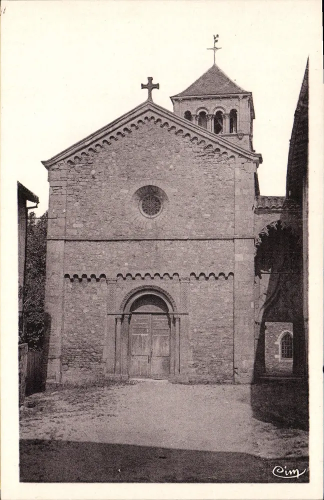 SALLES (Rhône) — Entrada da Igreja e o antigo Claustro — Cim - Frente