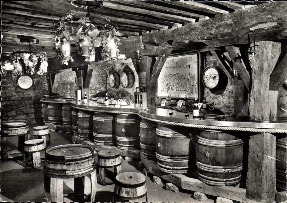 Weinprobenkeller 'Clochemerle' — Vaux-en-Beaujolais — Foto G. Mourier - Vorderseite