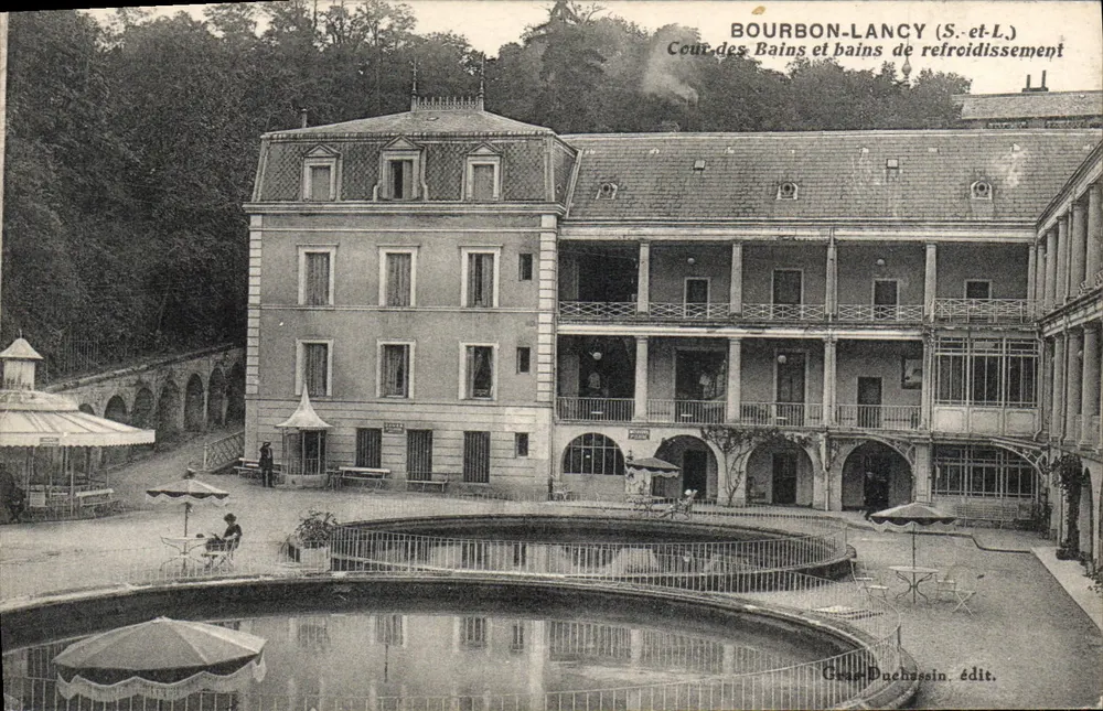 Bourbon-Lancy (S.-et-L.) — Pátio dos Banhos e banhos de refrigeração — Grand Dachassin, editor - Frente