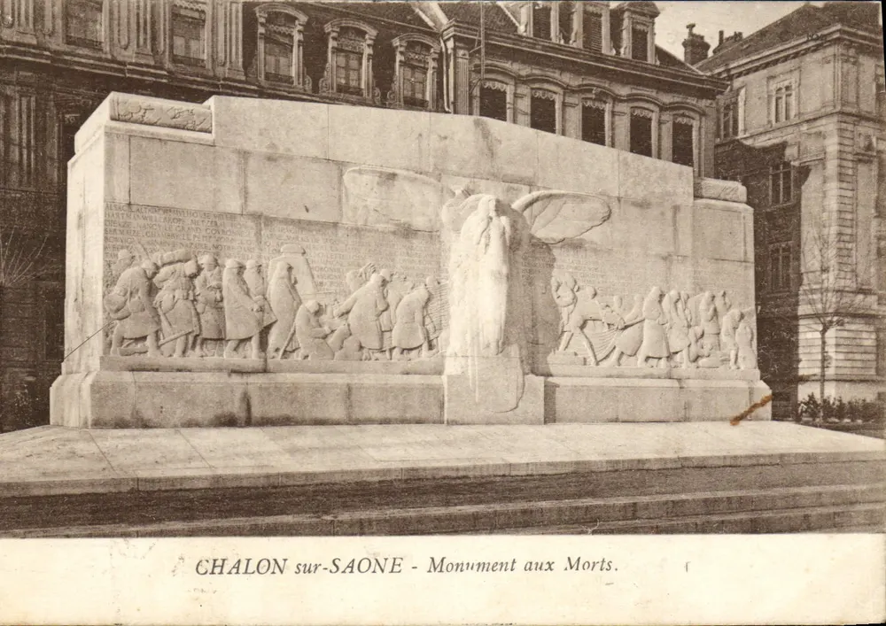 Chalon-sur-Saône - Monumento aos Mortos — escultura monumental com bas-reliefs e estátua alada - Frente