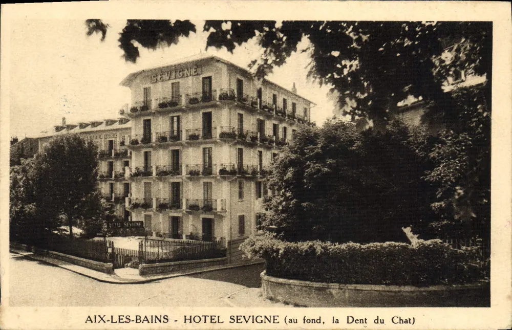 Aix-les-Bains - Hotel Sevigne (no fundo, a Dente do Gato) - Frente