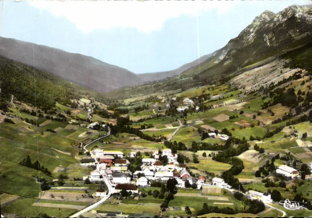 Aillon-le-Jeune (73) - Vista geral aérea — Imprensa NACON (71-S.A.L.) - Frente