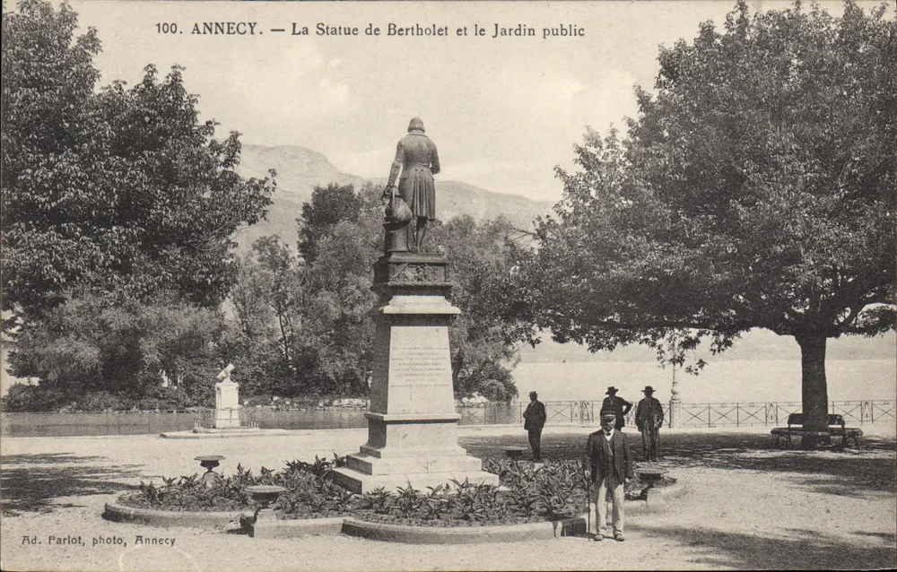 Annecy — La Statue de Bertholet et le Jardin public — Ad. Parlot, photo, Annecy - Recto