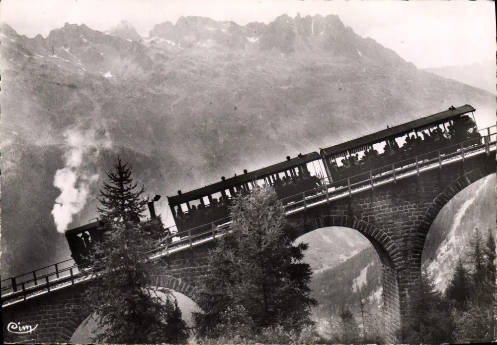 Il Piccolo Treno a cremagliera del Montenvers — attraversando il Viadotto — Foto Comblé (S.-E.T.L.) - Recto