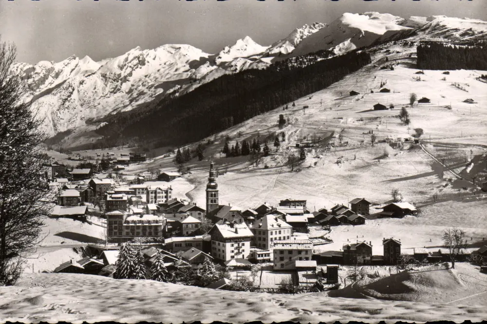 La Clusaz (1010 m.) — Allgemeiner Blick und Aravis-Kette — Verlag: Französische Fabrik - Vorderseite