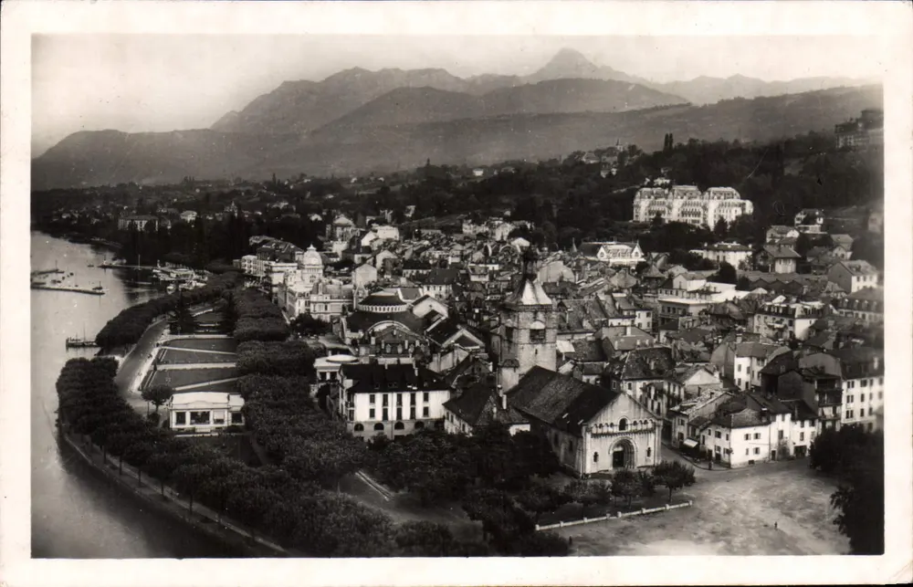 Évian-les-Bains (Haute-Savoie) — vista aérea com a Dent d'Oche — Fotografia aérea J. Cellard, n° 10 - Frente