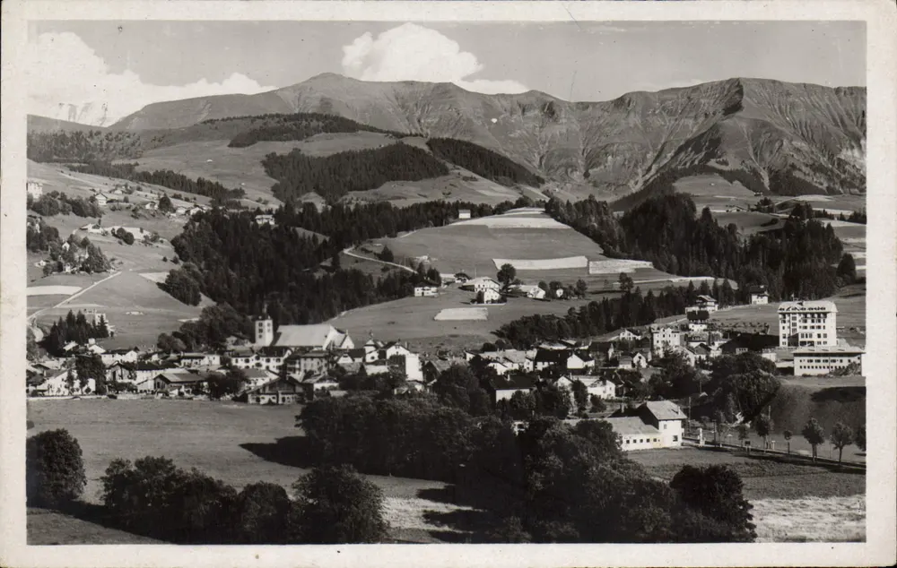 Megève (1113 m.) — Ogólny widok i Wysoka Góra (2525 m.) — L. Morand, Megève - Awers