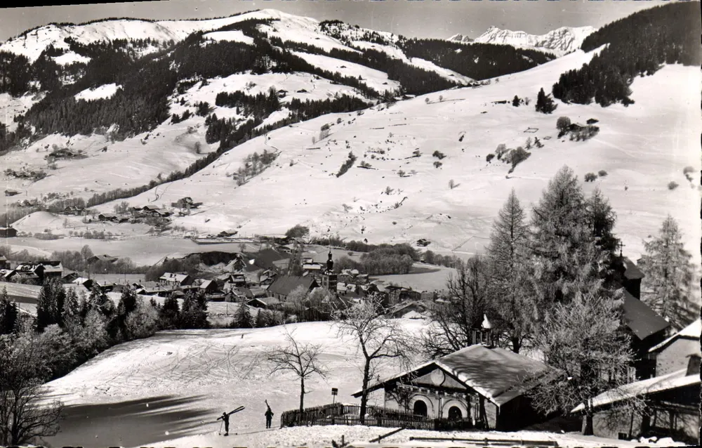 Mégeve (Haute-Savoie), alt. 1.133 m. — Vista do lago de Sygon com o calvário e o vilarejo nevado — editor não visível - Frente
