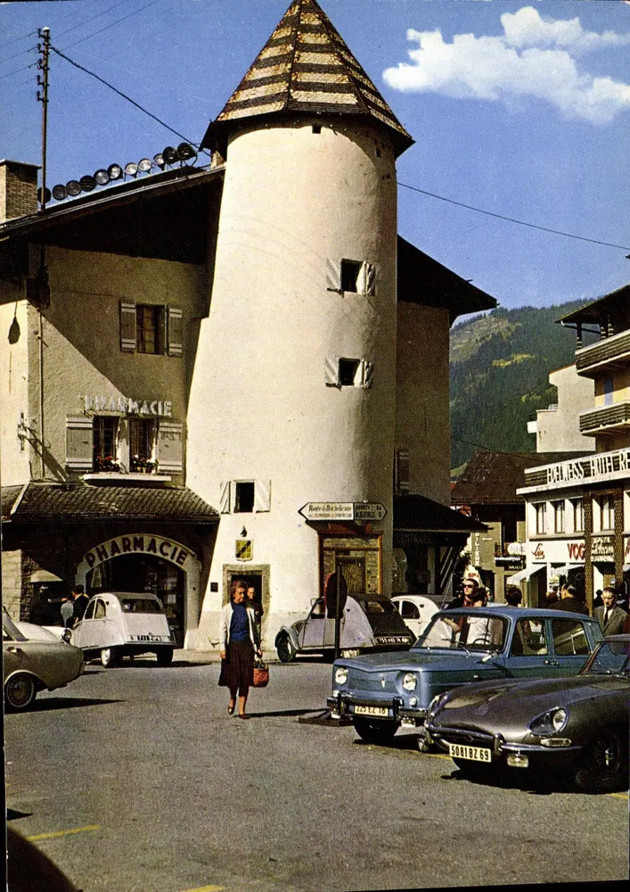 Megève l'Ensoleillée — Place de l'Église et Mairie — Éditions France Couleurs SARL - Vorderseite