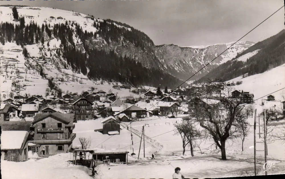 Morzine — Ansicht des schneeverdeckten Dorfes — Gie des Arts Photo, Nr. (52) - Vorderseite