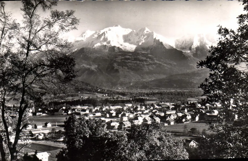 Sallanches (Haute-Savoie) — Panoramablick auf die Stadt und die Kette des Mont-Blanc — Echte Fotografie - Vorderseite