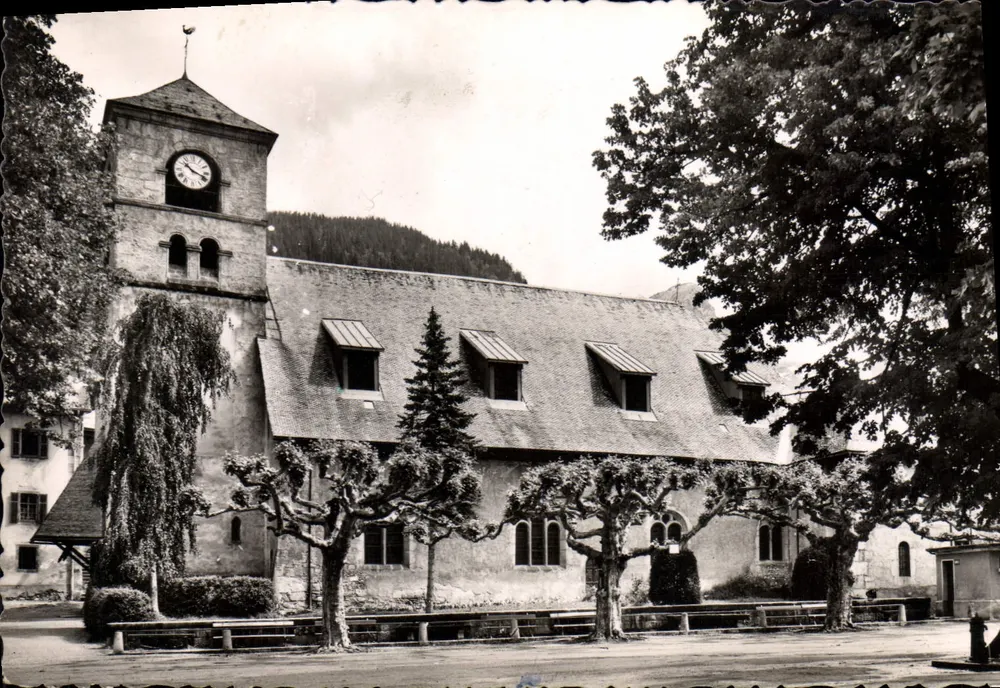 Samoëns (Haute-Savoie) — Die Place und die Kirche — Echtfotograf - Vorderseite