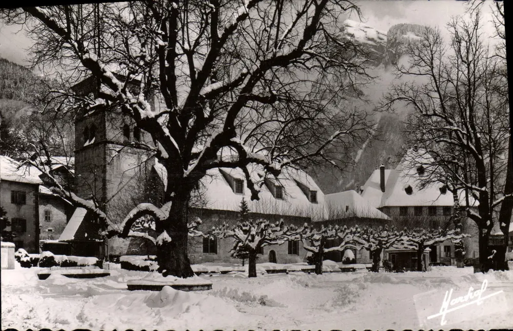 Samoëns — Die Kirche, der große Lindenbaum, die Mcirie und der Criou — Martial Girard, Fotograf - Vorderseite