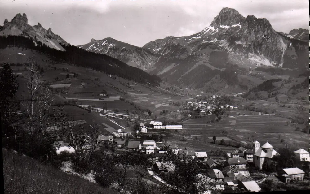 Bernex (Alta Saboia) — O Monte César e a Dente d'Oche (2.225 m.) — Les Éditions du Chemin-Neuf - LYON - Frente