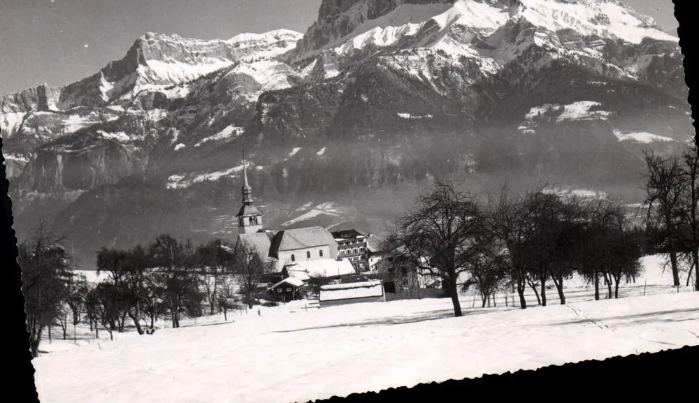 Cordon (Haute-Savoie) — Dorf und Blick auf die Aiguilles de Warrens — Edition Hôtel du Mont-Blanc, Sylvain Knecht - Vorderseite