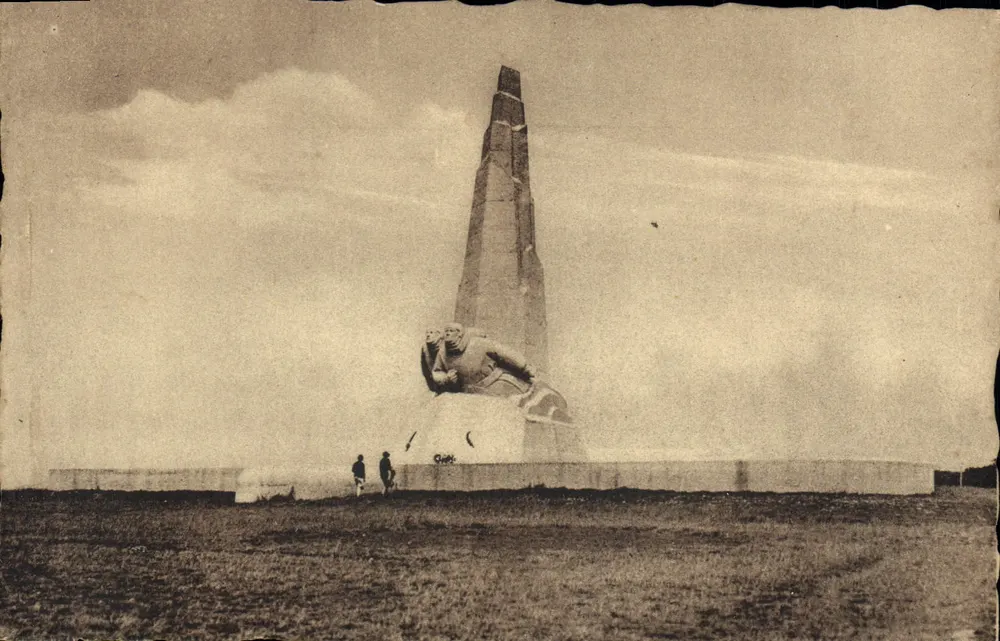 Étretat (Seine-Inférieure) — Monument Nungesser et Coli — obra do arquiteto Louis Rey - Frente
