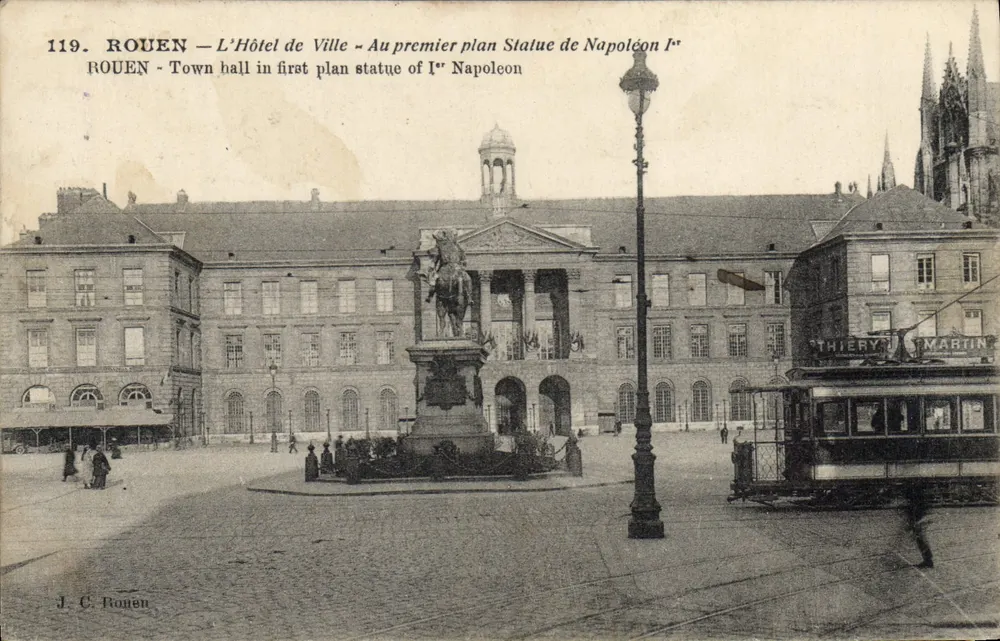 Rouen — Das Rathaus — Im Vordergrund, Statue Napoleons I. — J. C. Ronen - Vorderseite