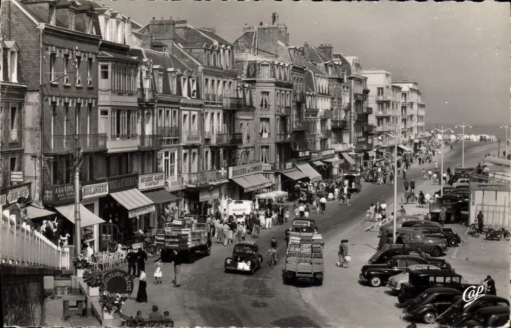 Le Tréport — Ansicht der Strandpromenade und Geschäfte — Agence Cap - Vorderseite