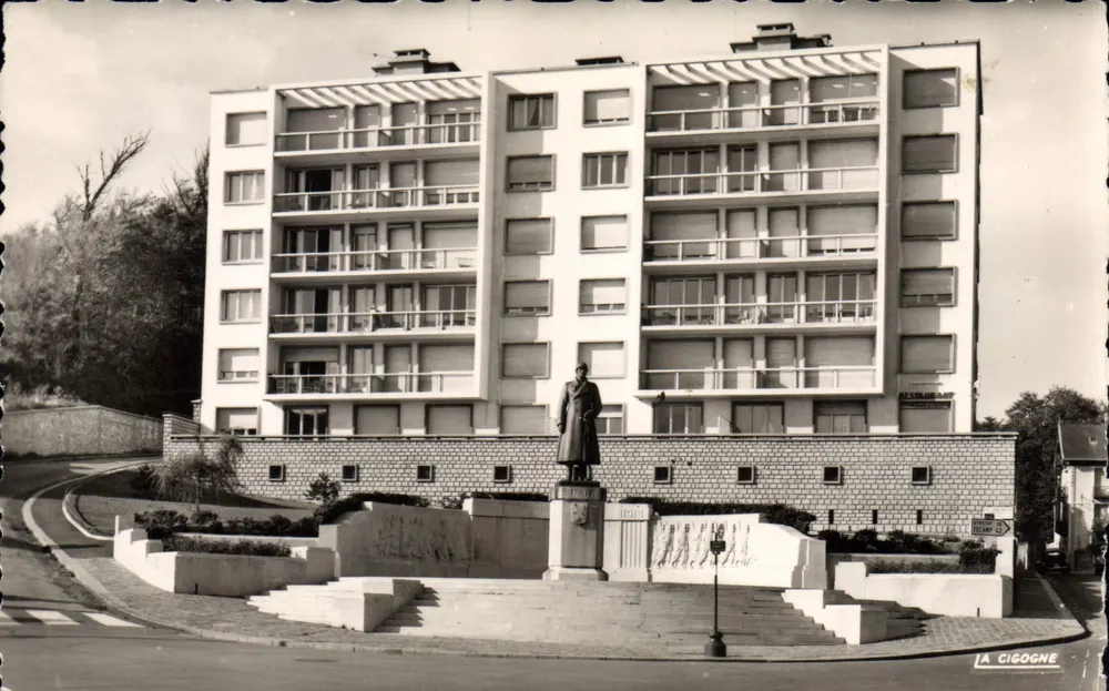 Estátua de Maurice Thirèche — Hotel Astriod, Sainte-Adresse — A Cegonha - Frente