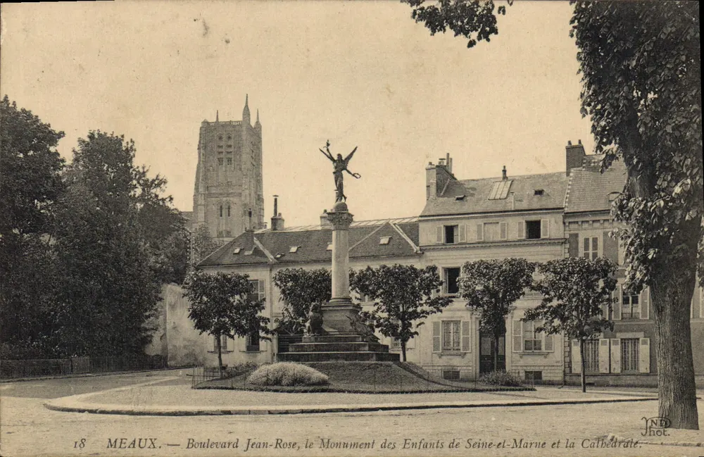 Meaux — Boulevard Jean-Rose, o Monumento dos Crianças de Seine-et-Marne e a Calbedarade - Frente