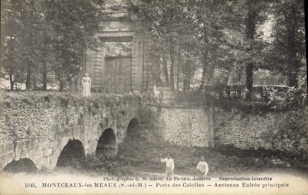 Montceaux-les-Meaux — Porte des Calottes — Alte Haupteingang — Photographie G. Bindelet - Vorderseite