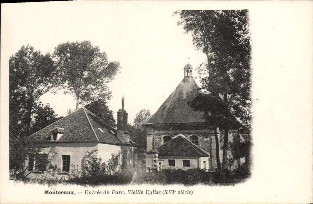 Montceaux — Eingang zum Park, Alte Kirche (16. Jahrhundert) - Vorderseite