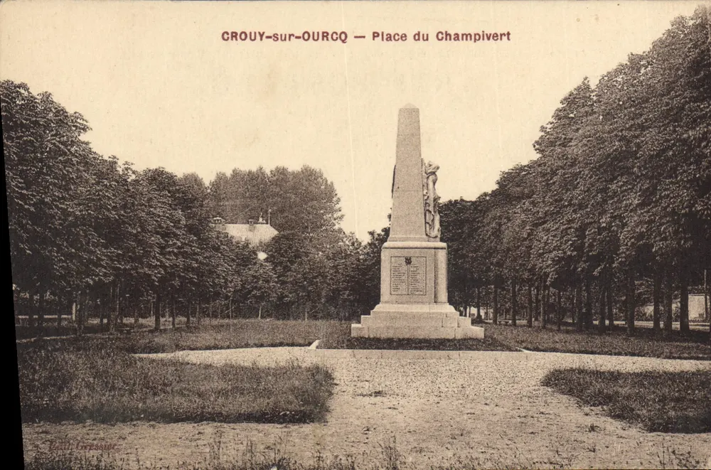 CROUY-sur-OURCQ — Praça do Champivert — Editor: Léon Expansia - Frente