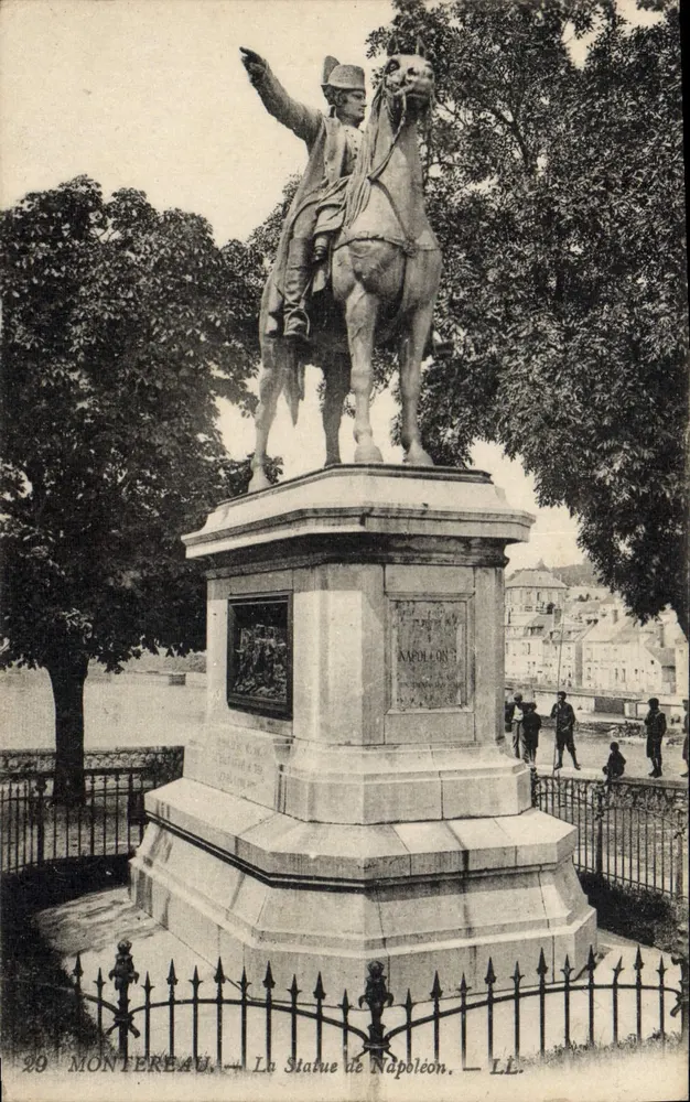 Montereau — A Estátua de Napoleão — LL. - Frente