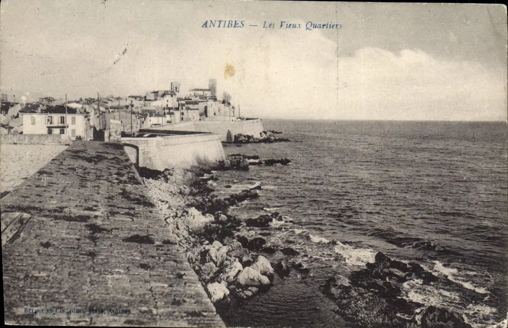 Antibes — Os Velhos Bairro — Berger et Cie, place, Antibes - Frente