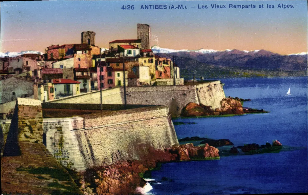 Antibes (A.M.) — Die Alten Mauern und die Alpen - Vorderseite
