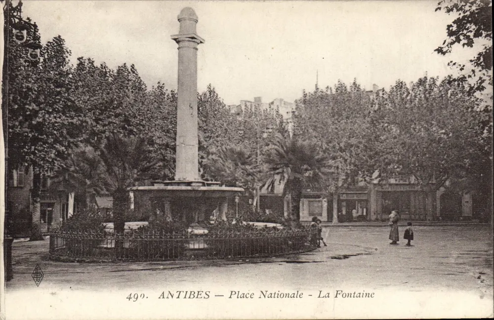 Antibes — Place Nationale — La Fontaine - Vorderseite