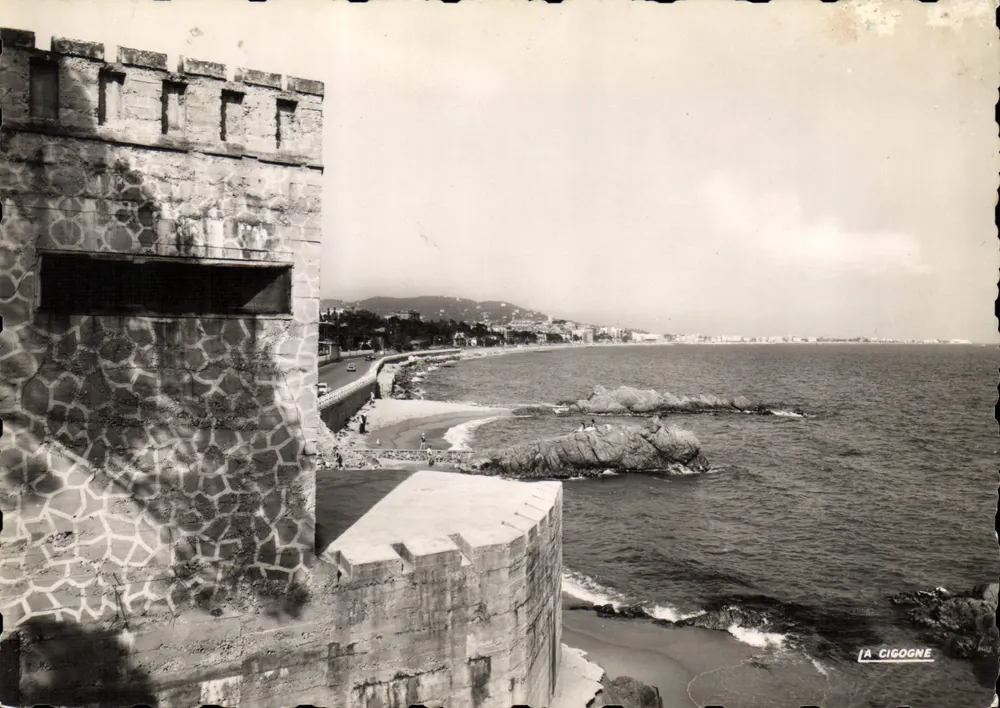 Cannes-La Bocca — Blick auf den Strand und das Schloss — Verlag La Cigogne, Monaco - Vorderseite