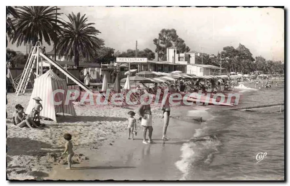 Golfe-Juan - A Praia — praia animada com restaurante e palmeiras — Cap - Frente