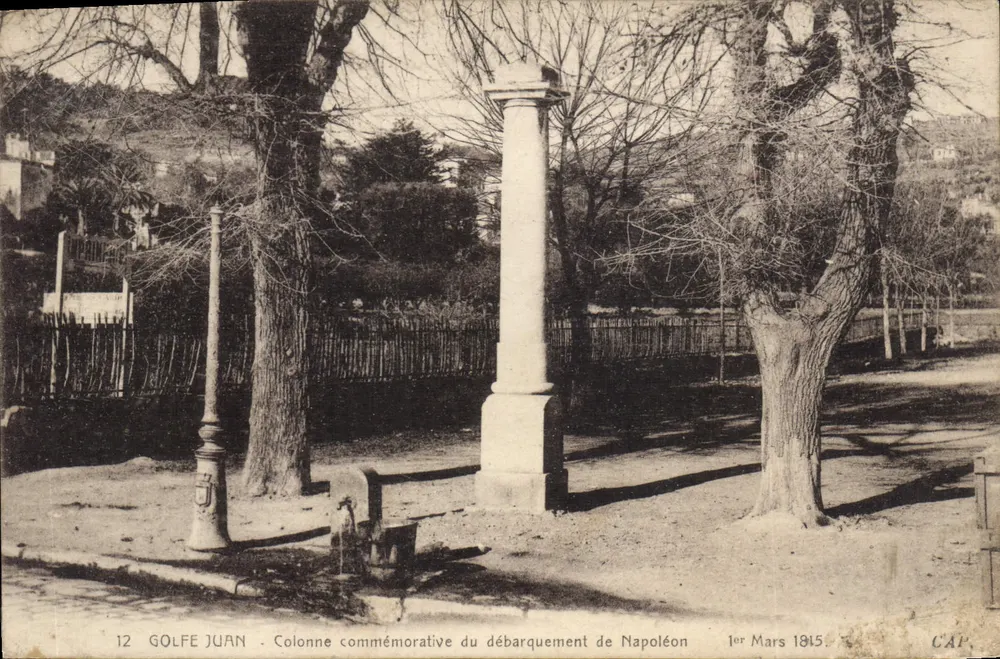 Golfe Juan — Gedenkspalte des Landungsversuchs Napoleons — CAP - Vorderseite