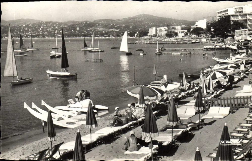 Praia de Juan-les-Pins — vista com barcos a vela e espreguiçadeiras — Ed. «Le Cigogne» - Frente