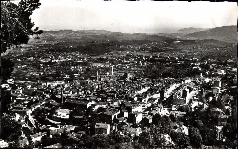 Grasse (Alpes-Maritimes) — Vista generale sulla città, il golfo di La Napoule — Foto Dily - Recto