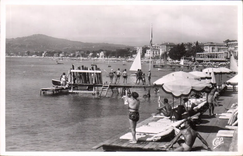 Strand von Juan-les-Pins — Schwimmer und Segelboote — Cap' Photo - Vorderseite