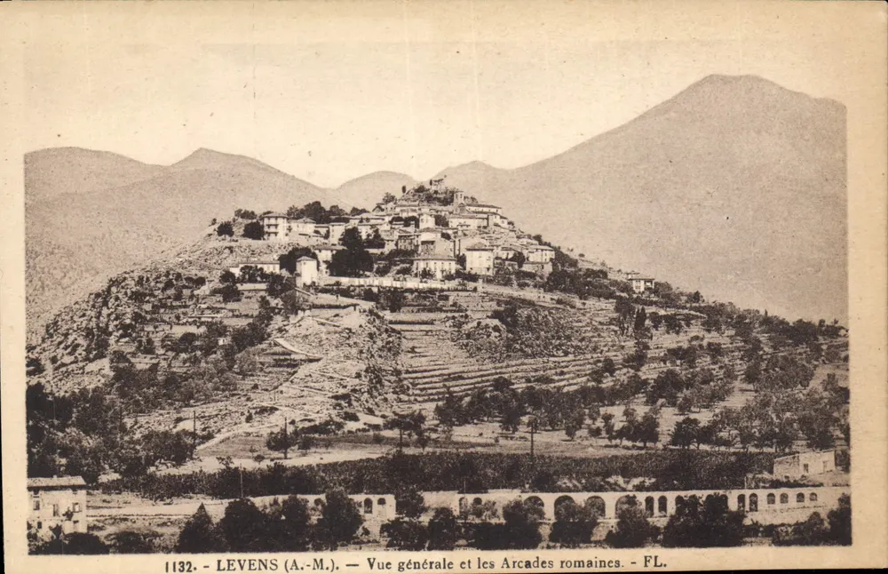 Levens (A.-M.) — Vista geral e as Arcadas romanas — FL. n°1132 - Frente