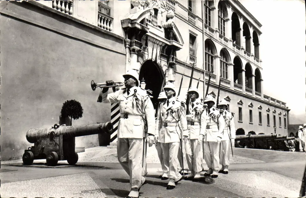 Das Fürstentum Monaco — Die Übergabe der Garde — Éditions Françaises, Nice - Vorderseite