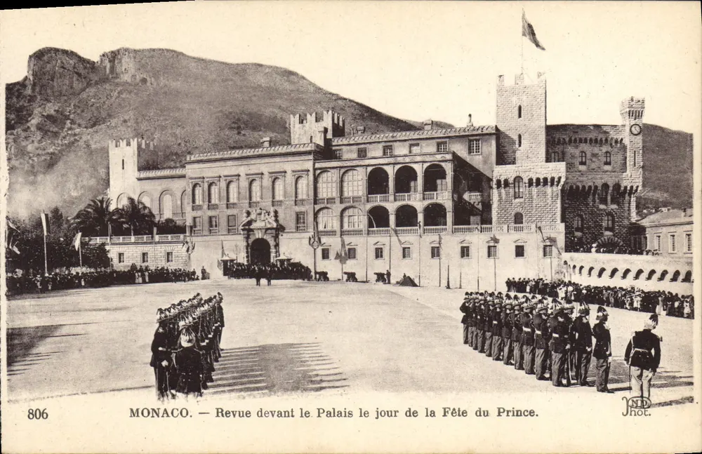 Monaco — Militärparade vor dem Palast anlässlich des Prinzenfestes — Jhot. Nr. 806 - Vorderseite