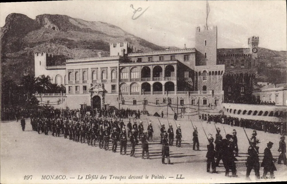 Mônaco — O Desfile das Tropas diante do Palácio — LL. — Sélecta - Frente