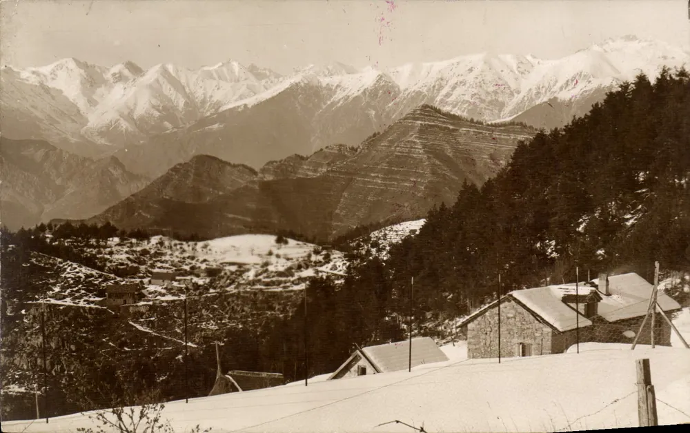 Ansicht der schneebedeckten Alpen — Hotel Bellevue-Victoria, Peira-Cava (A.M.) - Vorderseite