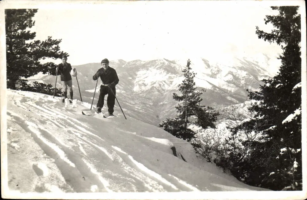 Zwei Skifahrer — schneebedeckter Berg — CO. PEIRA-CAVA (A-M.), AH. 1.500 m., Winter-Sport. - Vorderseite