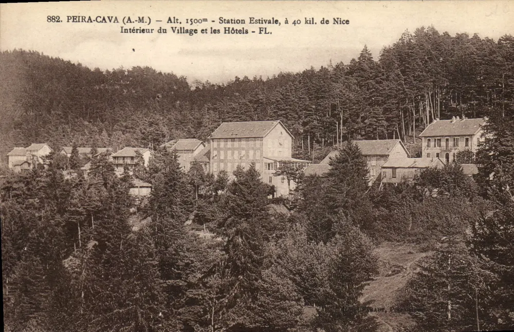 Peïra-Cava (A.-M.) — Innenansicht des Dorfes und Hotels — FL - Vorderseite