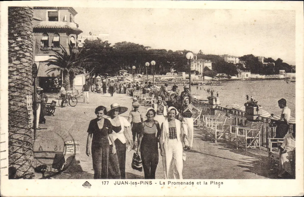 Juan-les-Pins — A Promenade e a Praia — Bilhete postal antigo n°177, editor AHE - Frente