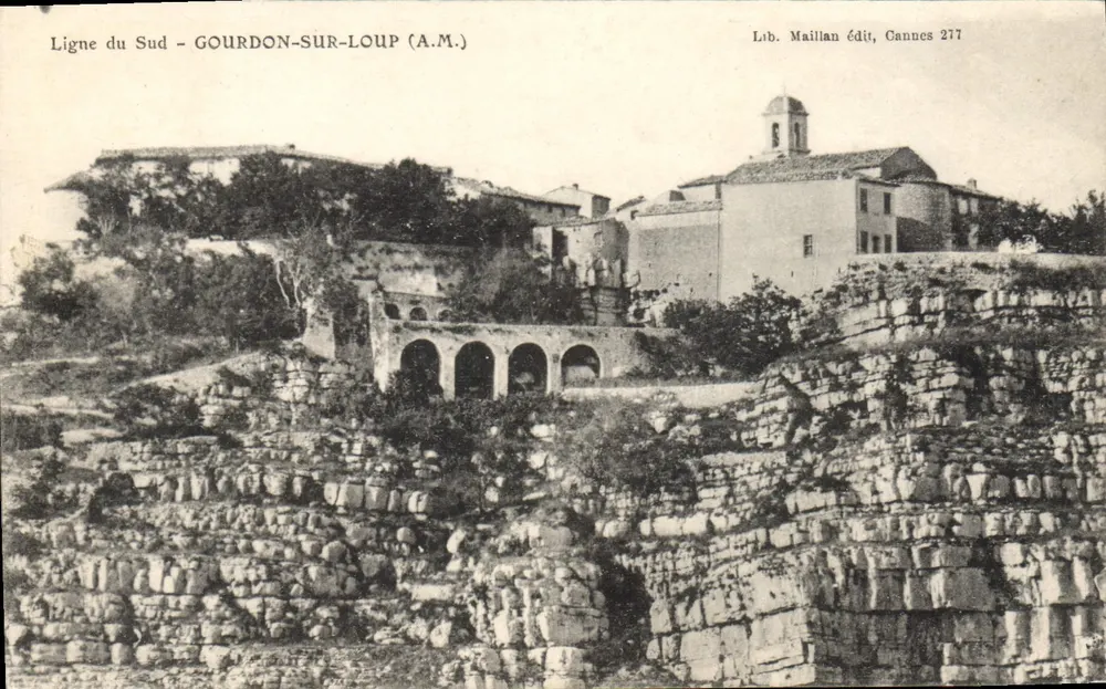Gourdon-sur-Loup (A.M.) — widok na wieś i jej kościoł — Lab. Maillan wyd., Cannes 277 - Awers
