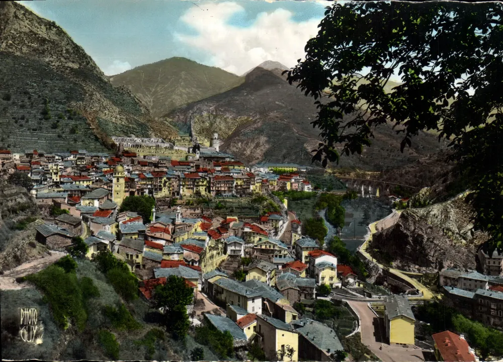 Tende (A.-M.) — vista panorâmica do vilarejo encaixado — Foto Guy - Frente