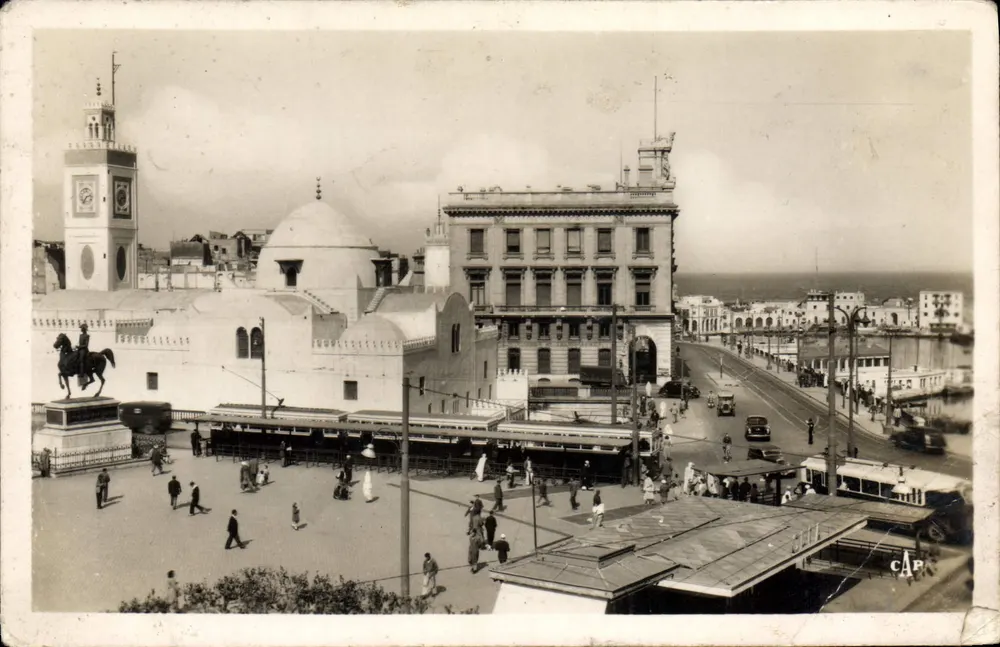 Praça do Governo em Argel — vista com mesquita, minarete e estátua equestre — I. & Y. Alger - Frente
