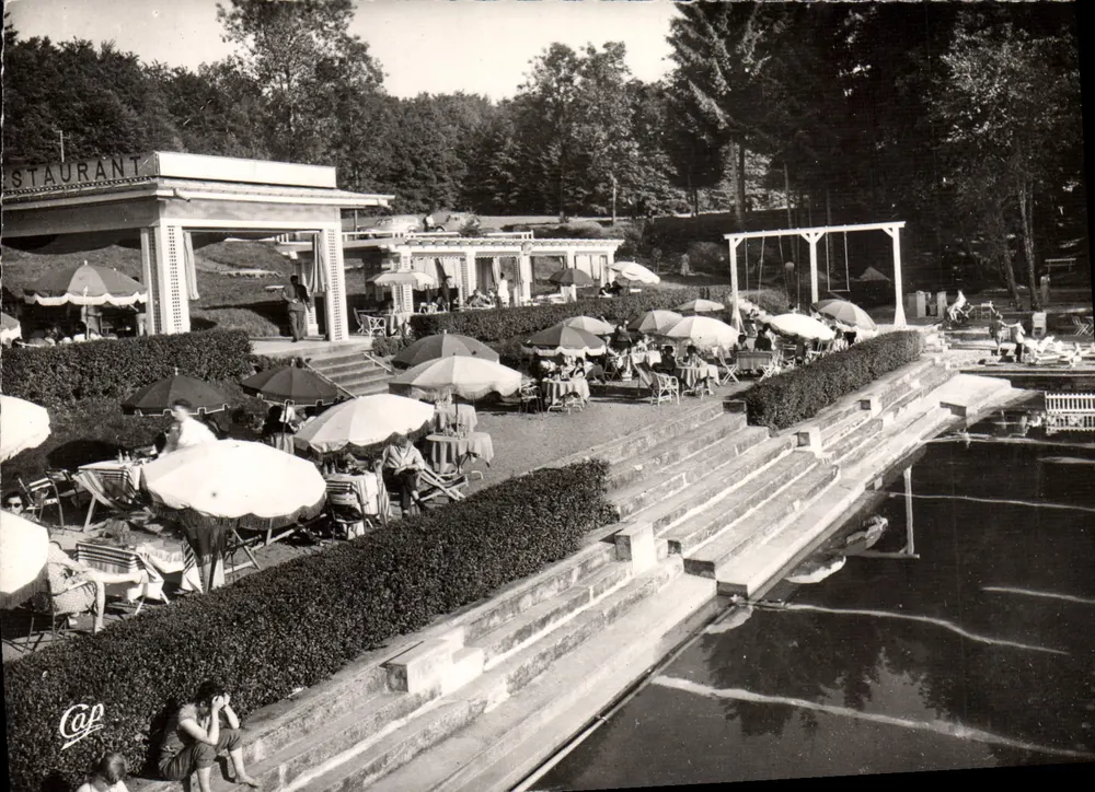 Restaurante na margem de um lago — Lombrères-les-Bains — editor Cap - Frente