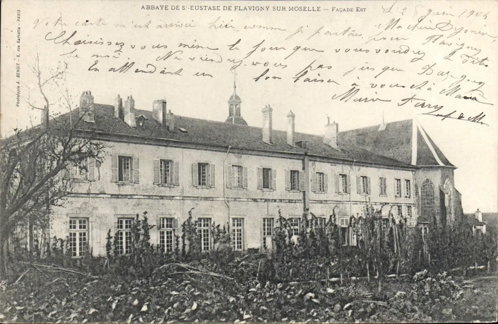 Abadia de São Eustáquio de Flavigny-sur-Moselle — Fachada Leste — Fototipia A. Benoit, Paris - Frente